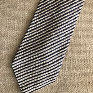 Hugo Boss Boss woven silk tie. Made in Italy.